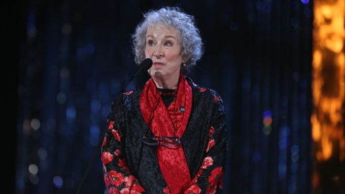 Knihu sestavuje jedenaosmdesátiletá Kanaďanka Margaret Atwoodová, autorka Příběhu služebnice.