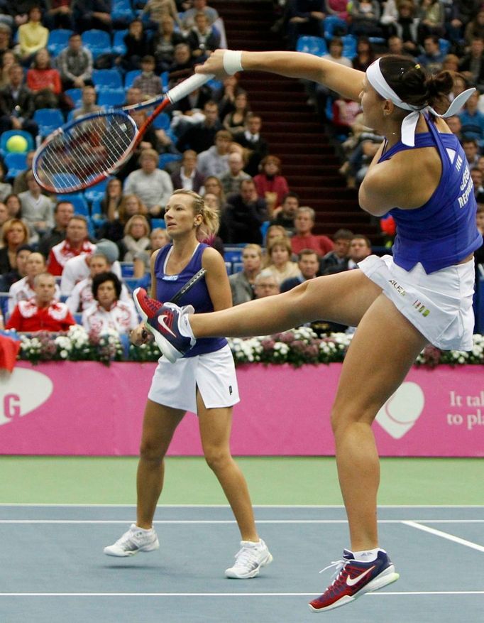 České tenistky Květa Peschkeová (vlevo) a Lucie Hradecká ve finále Fed Cupu 2011 proti Rusku.