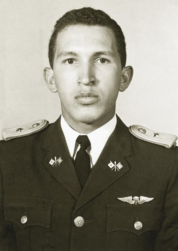 Venezuela's President Hugo Chavez is pictured as second lieutenant at the Military Academy in Caracas in this undated photo provided by Venezuela's Ministry of Information and Communication. REUTERS/Ministry of Information and Communication/Handout (VENEZUELA - Tags: POLITICS MILITARY PROFILE) FOR EDITORIAL USE ONLY. NOT FOR SALE FOR MARKETING OR ADVERTISING CAMPAIGNS. THIS IMAGE HAS BEEN SUPPLIED BY A THIRD PARTY. IT IS DISTRIBUTED, EXACTLY AS RECEIVED BY REUTERS, AS A SERVICE TO CLIENTS Published: Úno. 15, 2013, 10:43 odp.