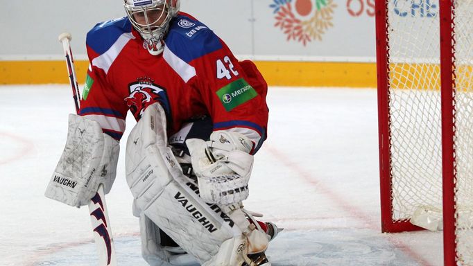 Hokejový brankář Tomáš Pöpperle v utkání KHL 2012/13 mezi Lvem Praha s Dinamem Riga .