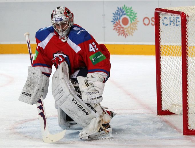 Hokejový brankář Tomáš Pöpperle v utkání KHL 2012/13 mezi Lvem Praha s Dinamem Riga .