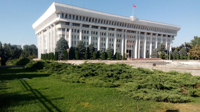 Takzvaný Bílý dům, kde sídlí prezident Almazbek Atambajev i parlament.