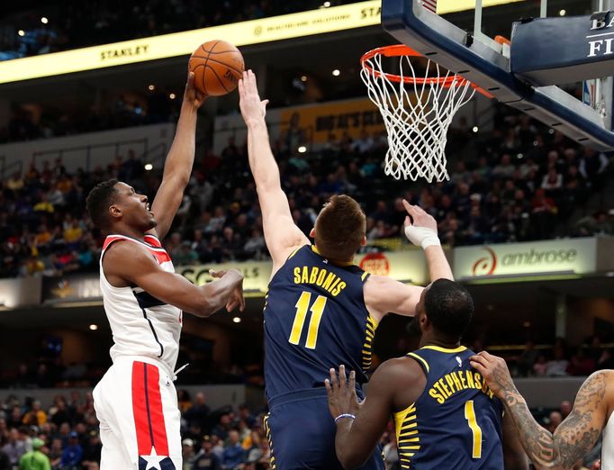 Ian Mahinmi z Washingtonu (vlevo) střílí přes blok Domantase Sabonise na koš Indiany