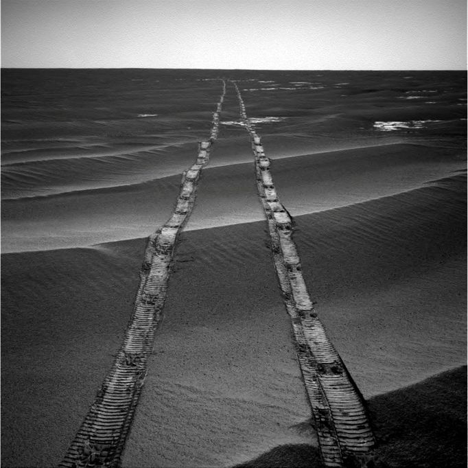 Stopy, které po sobě na Marsu zanechala planetární sonda Opportunity.