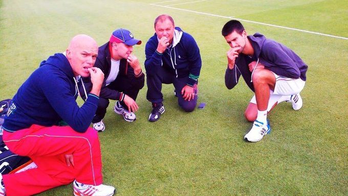 Djokovičův tým ve Wimbledonu. Na facebookovský profil umístil tento snímek
