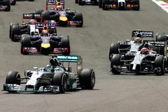 F1 ŽIVĚ: Po dlouhém přerušení v Silverstone vyhrál Hamilton
