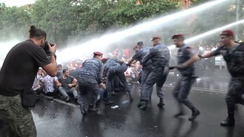 Arménská policie tvrdě zasáhla proti demonstrantům