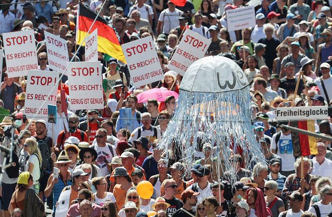 Protesty v Berlíně proti restrikcím kvůli koronaviru