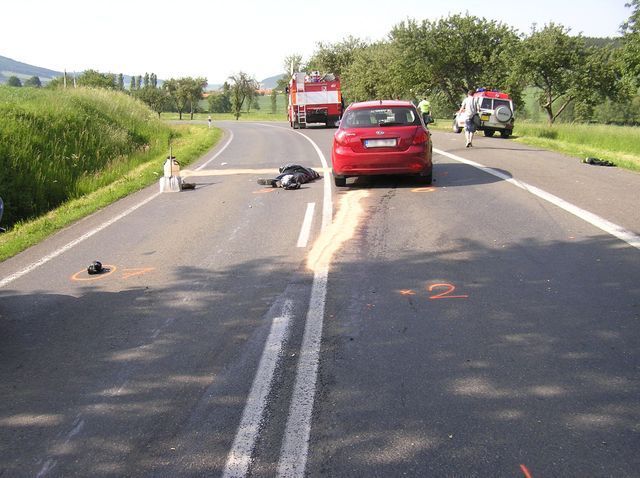 Srážka dvou motorek s autem
