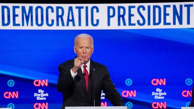 Joe Biden během debaty demokratických kandidátů na prezidenta USA.