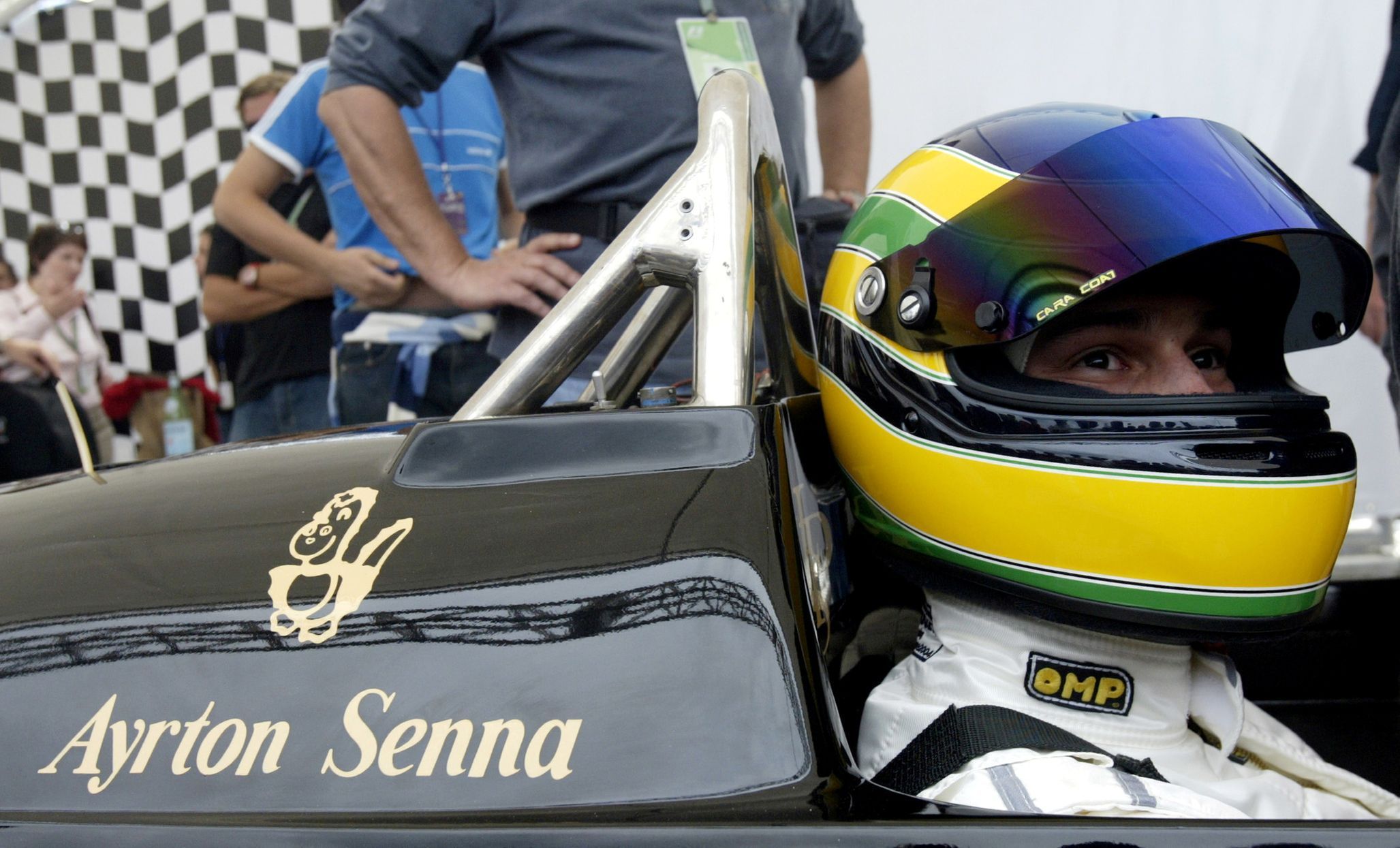 Bruno Senna v monopostu Lotus, s nímž jezdil jeho strýc Ayrton