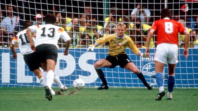 Jan Stejskal v brance Československa takto čelil penaltě Lothara Matthäuse, která ve čtvrtfinále MS 1990 rozhodla o postupu Německa