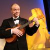 Jan Budař zpívá na pódiu kina Lucerna