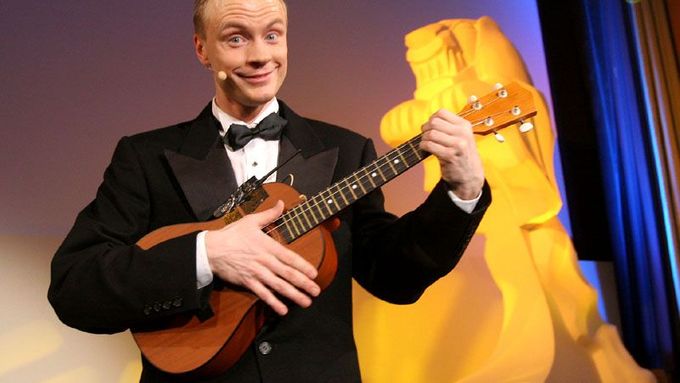 Jan Budař zpívá na pódiu kina Lucerna na závěr nominačního večera.