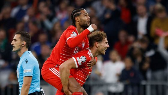Liga mistrů 2022/23, Bayern - Plzeň: Serge Gnabry a Leon Goretzka slaví gól na 2:0