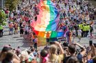 Foto: Barevný průvod protančil Prahou. Na Prague Pride přišlo o pět tisíc lidí více než loni