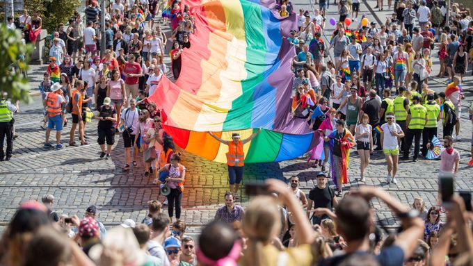 Foto: Barevný průvod protančil Prahou. Na Prague Pride přišlo o pět tisíc lidí více než loni