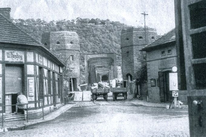 Pohled na starý davelský most přes Vltavu během natáčení filmu Most u Remagenu v roce 1968 v Davli u Prahy. Snímek zachycuje filmové kulisy.