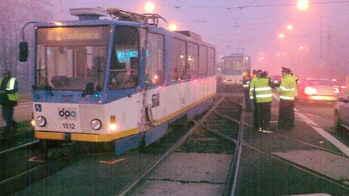 Vyšetřovatelé obhlížejí místo po srážce dvou tramvají na křižovatce ulic Výškovická a Pavlovová v Ostravě.