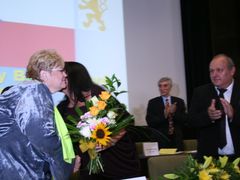 Jana Volfová gratuluje právě zvolené předsedkyni. Za chvíli bude zvolena za její zástupkyni