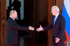 První setkání, první stisk ruky. Summit Bidena a Putina provázela přísná opatření