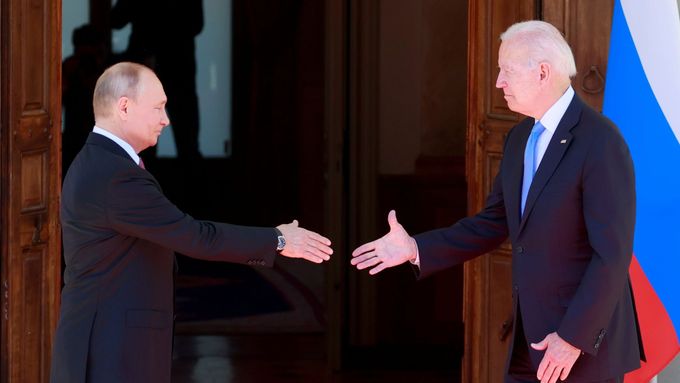 Ruský prezident Vladimir Putin a americký prezident Joe Biden.