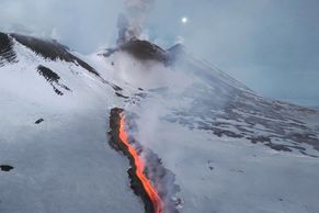 Obrazem: Etna předvedla přírodní divadlo. Žhavá láva tančí na sněhu