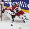 Gaetan Haas a David Pastrňák ve finále MS 2024 Česko - Švýcarsko