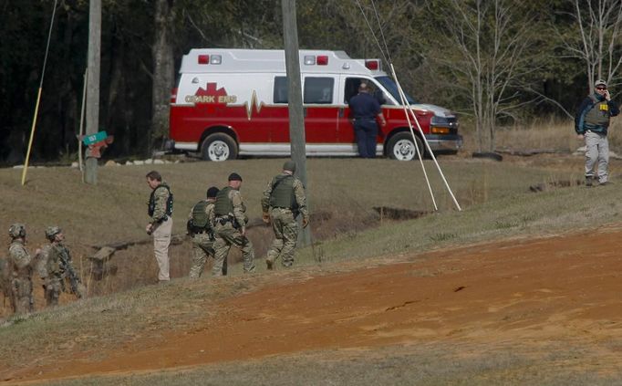 Law enforcement officials including the FBI deploy into the scene of a shooting and hostage taking near Midland City, Alabama February 1, 2013. Residents in a rural Alabama town prayed on Friday and called for the release of a 5-year-old boy being held captive for a fourth day by a man accused of shooting a school bus driver and then taking the child hostage. REUTERS/Phil Sears (UNITED STATES - Tags: CRIME LAW) Published: Úno. 1, 2013, 9:33 odp.