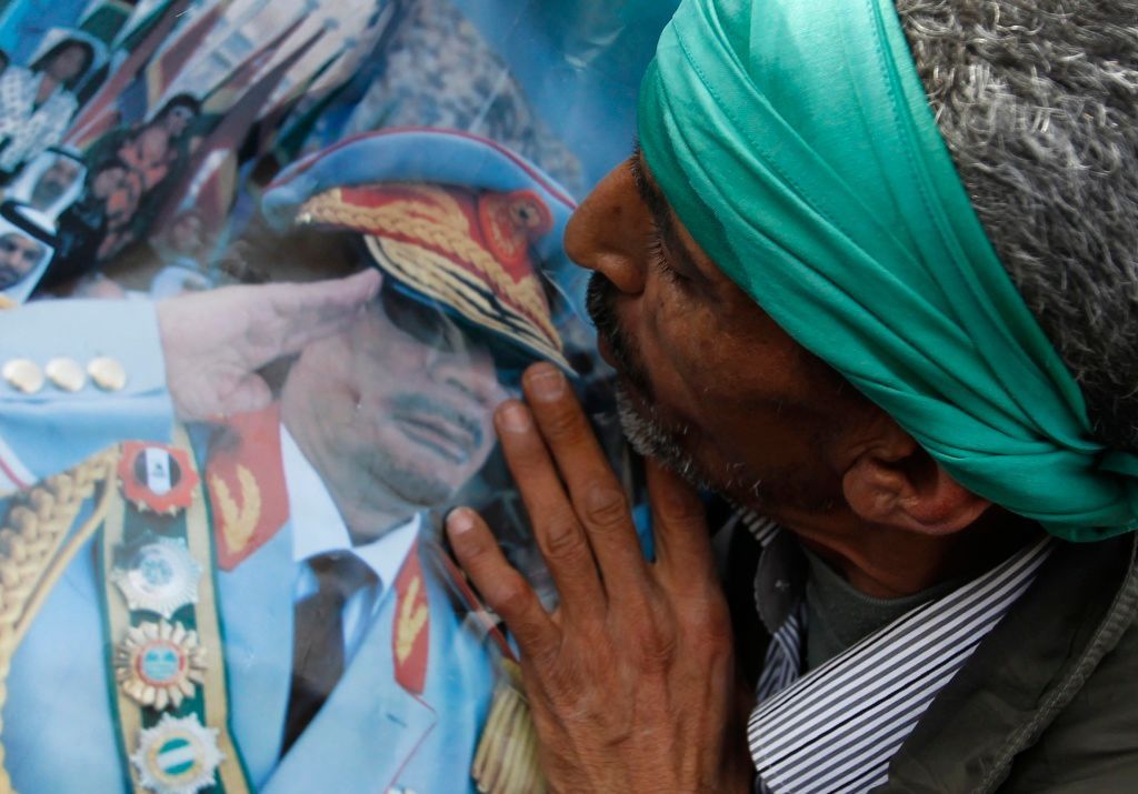 Stoupenec Kaddáfího líbá jeho obraz