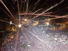 Radost Mursího odpůrců na káhirském náměstí Tahrír. 