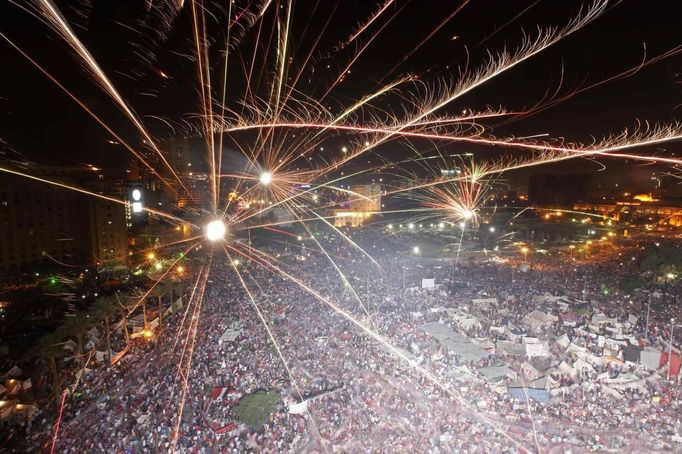 Protesters against Egyptian President Mohamed Mursi set-off fireworks in Tahrir Square in Cairo July 3, 2013. Jubilant crowds across Cairo cheered, chanted pro-army slogans and set off fireworks after the military suspended the constitution and overthrew President Mohamed Mursi on Wednesday. REUTERS/Mohamed Abd El Ghany (EGYPT - Tags: POLITICS CIVIL UNREST) Published: Čec. 3, 2013, 8:28 odp.