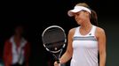 Polská tenistka Agnieszka Radwaňská je smutná po porážce od Rusky Světlany Kuzněcovové ve 3. kole French Open 2012