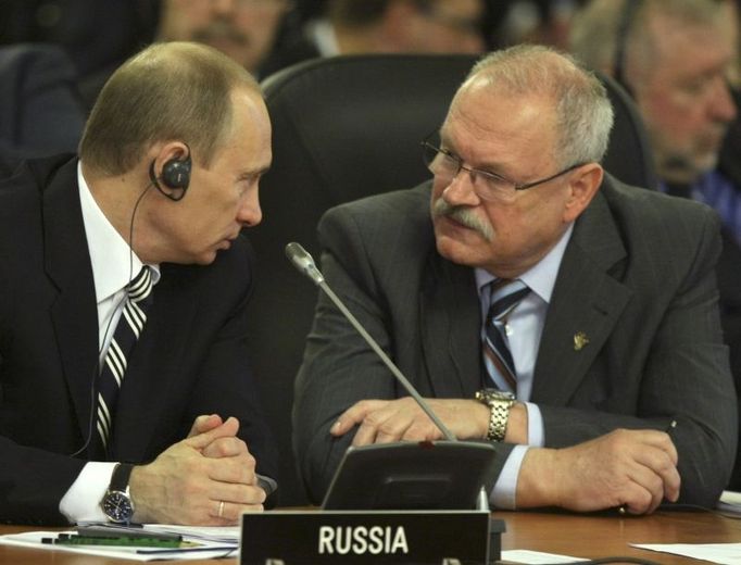 Slovakia's President Ivan Gasparovic and Russia's President Vladimir Putin (L) attend a session on Russia at the NATO summit in Bucharest April 4, 2008. NATO and Russia will sign a land transit agreement on Friday allowing the Western alliance to use Russian land to deliver non-lethal supplies to its troops in Afghanistan, a NATO spokeswoman said. REUTERS/Benoit Doppagne/Pool (ROMANIA)