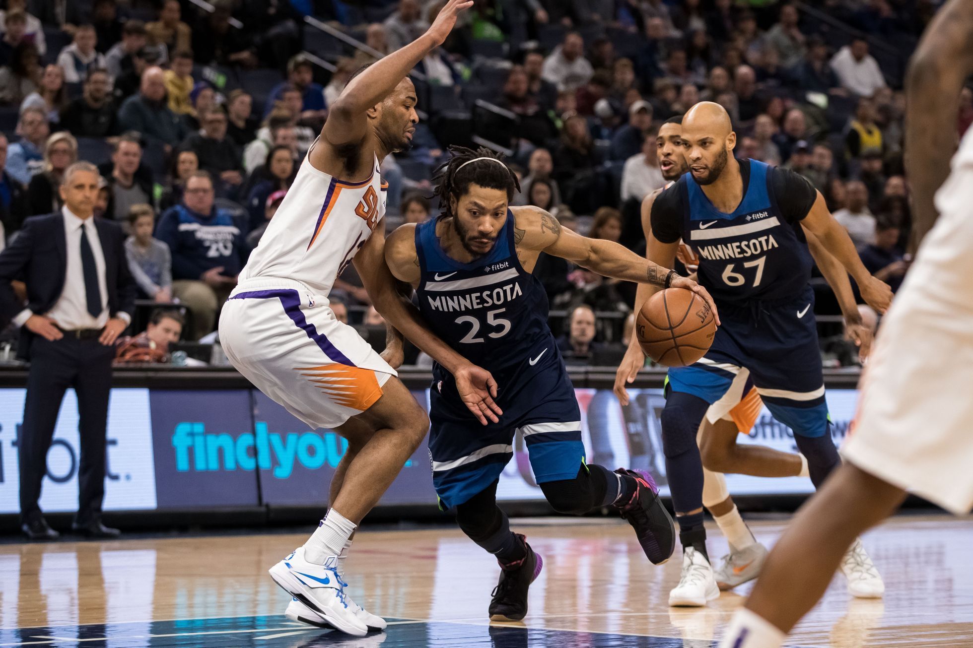 basketbal, NBA 2018/2019, Minnesota - Phoenix, domácí Derrick Rose se prodírá ke koši