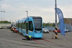 Dopravnímu podniku Ostrava hrozí pokuta. Od ostrého provozu nasadil tramvaj bez průkazu způsobilosti