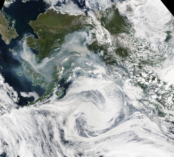 Oblaka dýmu nad Aljaškou zachycená satelitem NASA.