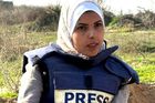 Palestinská novinářka Mariam Abu Dagga, která spolupracovala s agenturou AP. Byla zabita při izraelském útoku na nemocnici Násir 25. srpna 2025.