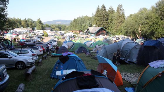 Foto: Je hezky, jedem! Čechům se otevřel svět, ale na prázdniny doma pod stanem nedají dopustit