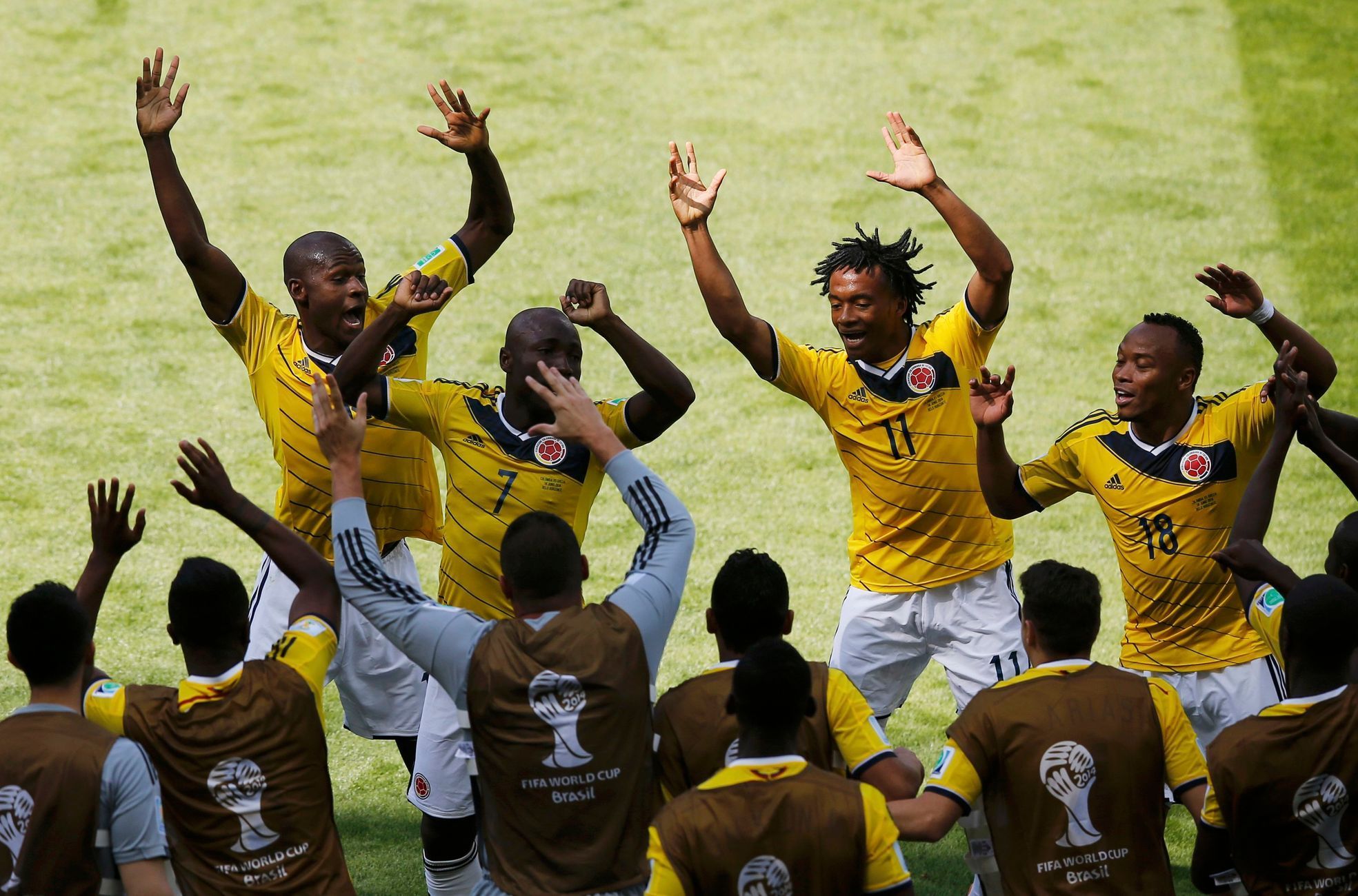Kolumbijští fotbalisté slaví branku na MS 2014
