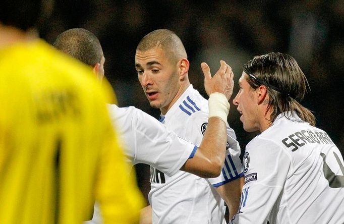 Karim Benzema slaví se spoluhráči úvodní gól zápasu