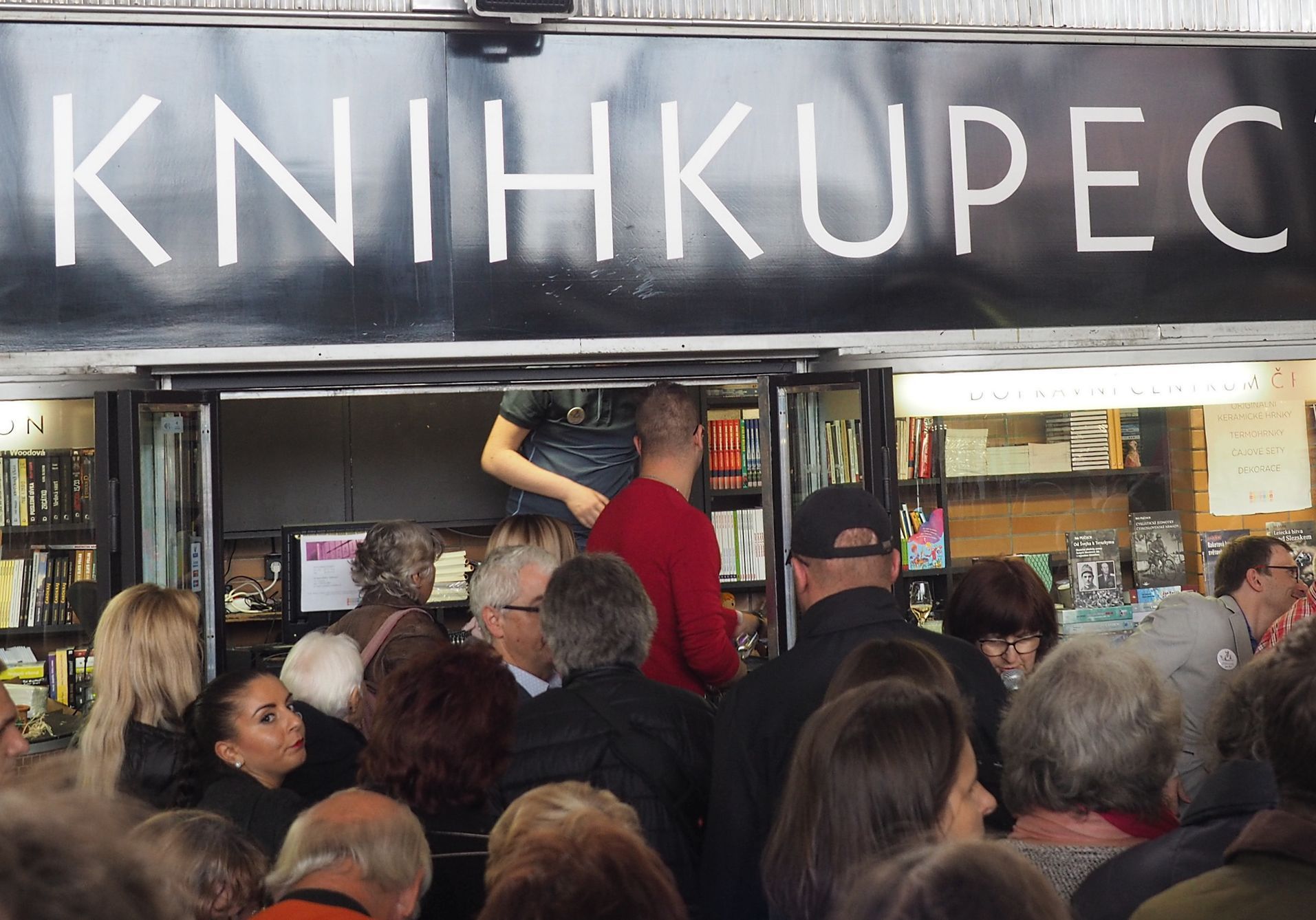Jindra Hojer křtí v Pardubicích svou knihu hlavolamů