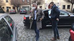 Andrej Babiš vystupuje z auta po příjezdu do své poslanecké kanceláře v Roudnici nad Labem. Doprovází ho jeden člen ochranky.
