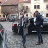 Andrej Babiš vystupuje z auta po příjezdu do své poslanecké kanceláře v Roudnici nad Labem. Doprovází ho jeden člen ochranky.