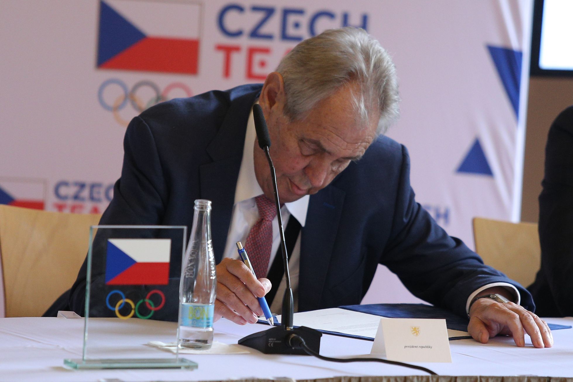 Miloš Zeman při podpisu průvodního dopisu pro prezidenta MOV