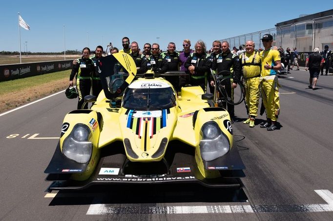 Tým ARC Bratislava na startu závodu Asian Le Mans Series na australském okruhu The Bend.