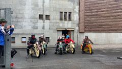 Unikátní nejdelší historické motorky na světě vyjely z Prahy na sraz