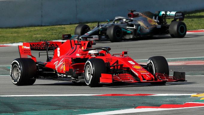 Sebastian Vettel ve Ferrari a Lewis Hamilton v Mercedese při testech F1 v Barceloně 2020.