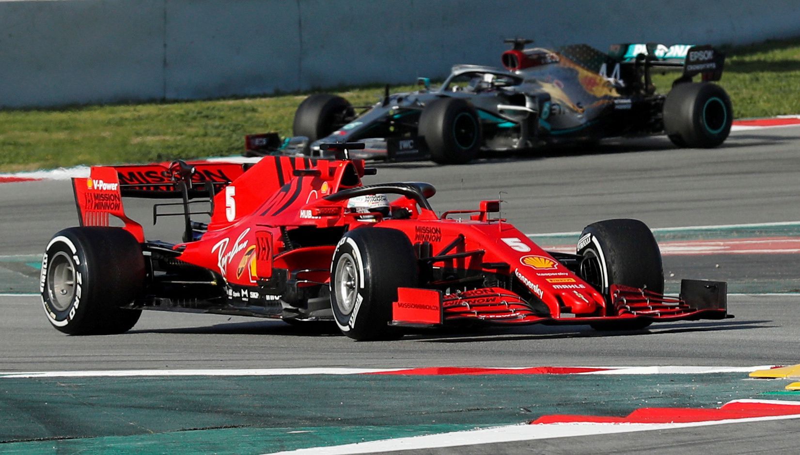 Sebastian Vettel ve Ferrari a Lewis Hamilton v Mercedese při testech F1 v Barceloně 2020
