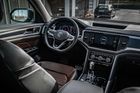 Rozvržení ovladačů je stejné jako ve Volkswagenech z evropské produkce. Interiér představuje mix lépe zpracovaných a průměrných detailů.
